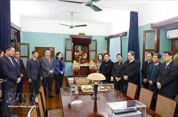 Dirigente parlamentario vietnamita rinde homenaje a Presidente Ho Chi Minh