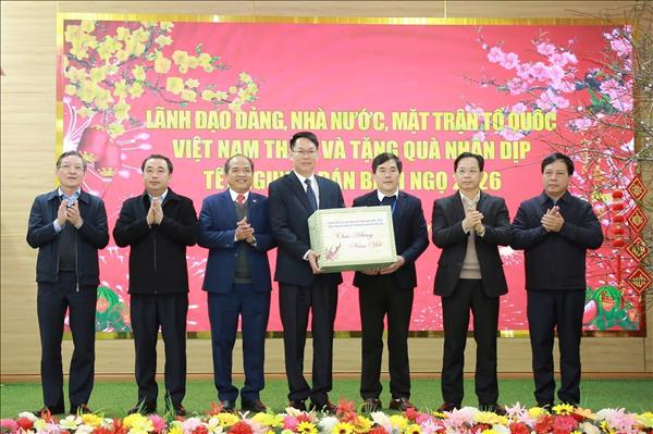 Các đồng chí lãnh đạo thăm, động viên đồng bào vùng lũ, biên giới dịp Tết Bính Ngọ