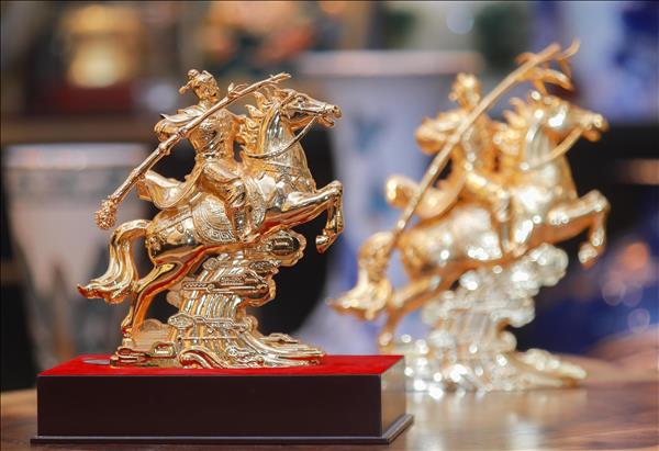 Linh vật ngựa dát vàng Kiêu Kỵ hút hàng dịp Tết Bính Ngọ 2026