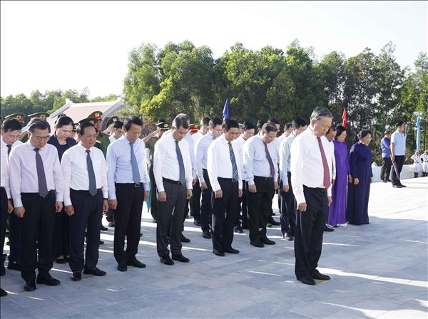 Tổng Bí thư Tô Lâm dâng hương tại Tây Ninh và Thành phố Hồ Chí Minh