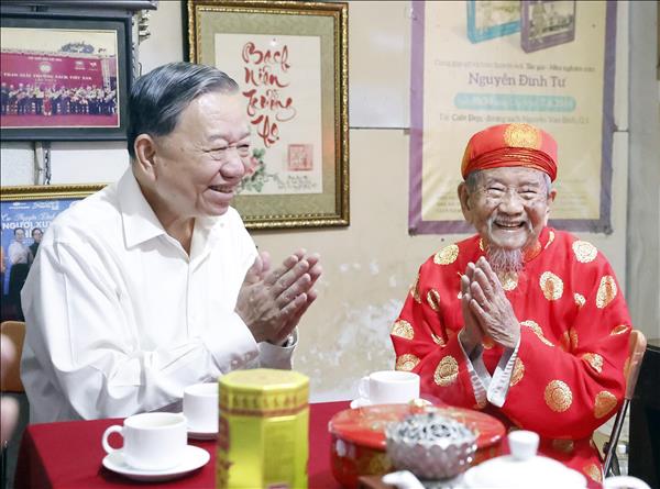Tổng Bí thư Tô Lâm thăm, chúc Tết Nhà nghiên cứu Nguyễn Đình Tư