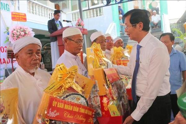 បងប្អូនជនជាតិ ចាម ខេត្ត អានយ៉ាង សប្បាយរីករាយអបអរសាទរខែហូបបួស រ៉ាម៉ាដាន