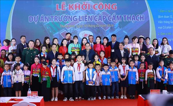 លោកនាយករដ្ឋមន្ត្រី ហ្វាម​ មិញជីញ អញ្ជើញចុះសួរសុខទុក្ខ និងជូនអំណោយបុណ្យតេតដល់គ្រួសារមានស្ថានភាពលំបាកនិងកម្មករនៅថាញ់ហ័រ