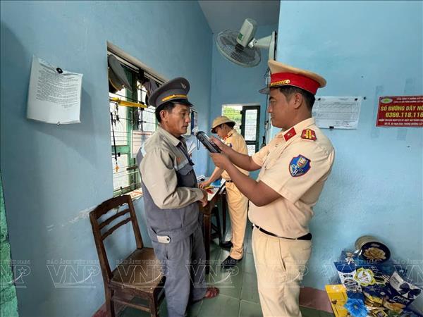 Đội CSGT đường sắt số 2 (Phòng 6 - Cục CSGT) tăng cường tuần tra đảm bảo an toàn chạy tàu dịp cao điểm Tết Bính Ngọ