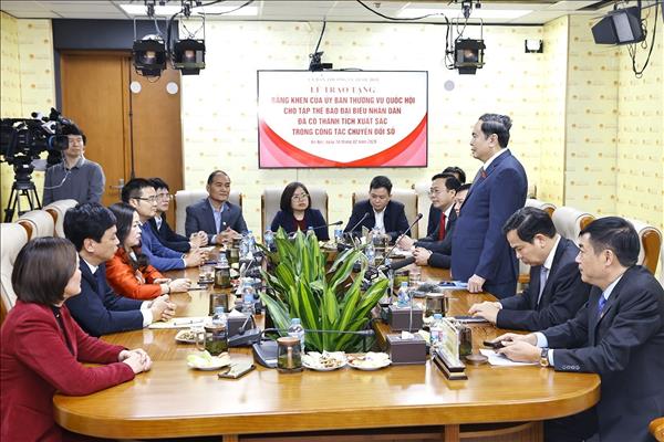 Chủ tịch Quốc hội Trần Thanh Mẫn trao Bằng khen của Ủy ban Thường vụ Quốc hội tặng Báo Đại biểu nhân dân