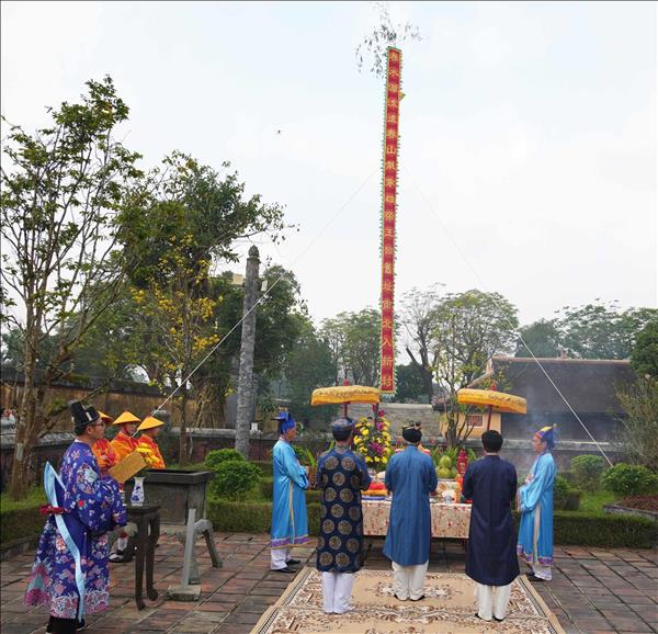 후에 황성의 설맞이 ‘네우(Nêu) 나무 세우기 의식