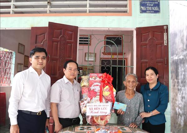 Tây Ninh: thăm hỏi, tặng quà Tết Mẹ Việt Nam Anh hùng, người có công với cách mạng nhân dịp Tết Nguyên đán