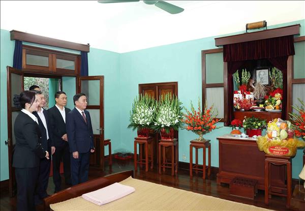Thường trực Ban Bí thư Trần Cẩm Tú dâng hương tưởng nhớ Chủ tịch Hồ Chí Minh tại Nhà 67