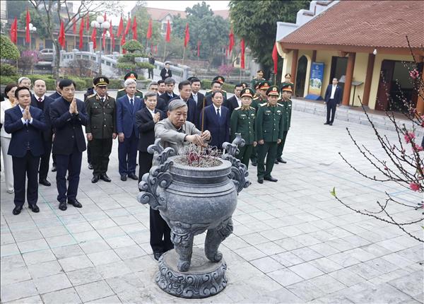 Party leader pays tribute to late revolutionaries