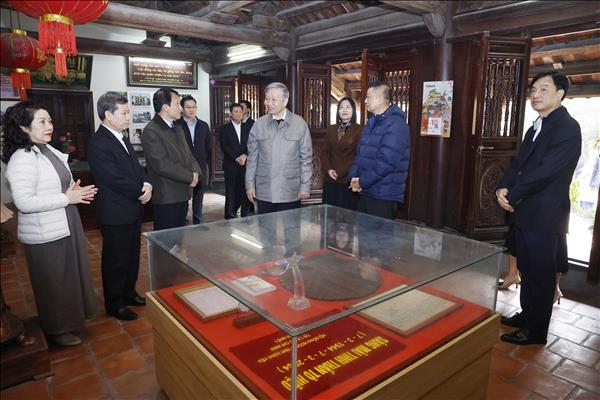 Tổng Bí thư Tô Lâm dâng hương tưởng niệm các đồng chí lãnh đạo tiền bối