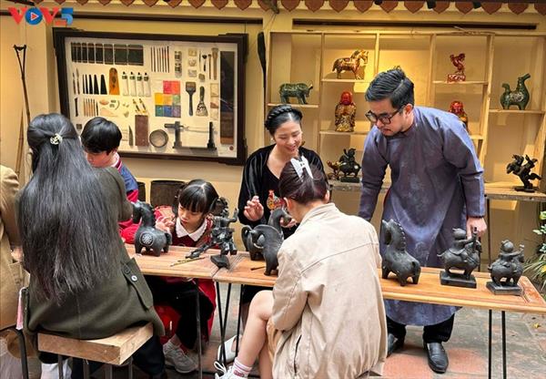 ឆ្លង​បទពិសោធន៍ធ្វើ​សិប្បកម្ម​ម្រ័ក្សណ៍​ខ្មុក ​នៅ​ចំ​កណ្តាលវិថីបុរាណ