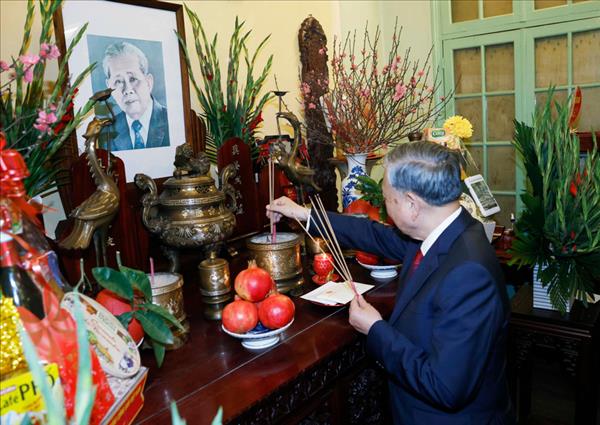 Party General Secretary pays tribute to late leaders ahead of Tet