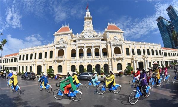 Туристы используют длительные каникулы для встречи Тэта по-своему