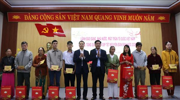 Ủy viên Bộ Chính trị, Bộ trưởng Bộ Ngoại giao Lê Hoài Trung tặng quà Tết tại Huế