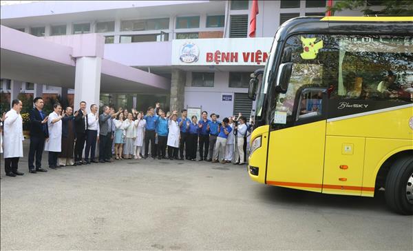 Ấm lòng những chuyến xe yêu thương đưa bệnh nhân về quê đón Tết