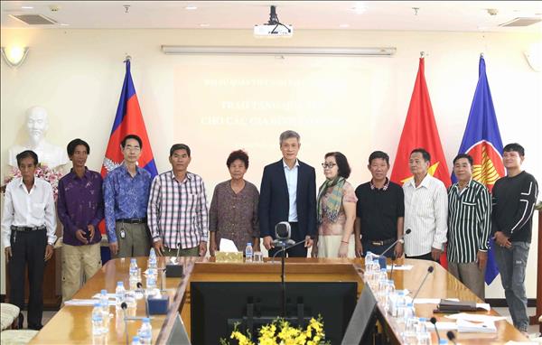 Xuân Bính Ngọ 2026: Tri ân các gia đình có công với cách mạng tại Campuchia