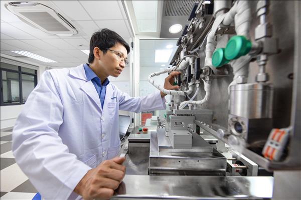 TS Nguyễn Viết Hương- Biểu tượng mới của tri thức trẻ và công nghệ vật liệu nano tại Việt Nam 