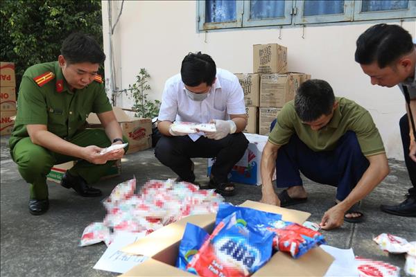 Triệt xóa đường dây sản xuất, buôn bán thực phẩm giả quy mô lớn