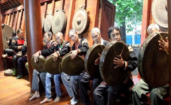 El singular ritual de mudanza del pueblo ede en Dak Lak