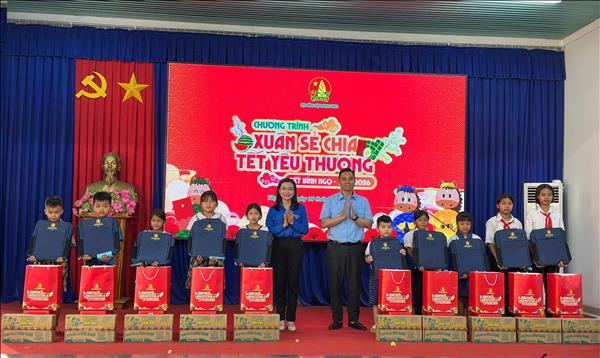 Ấm áp nghĩa tình nơi biên giới những ngày giáp Tết