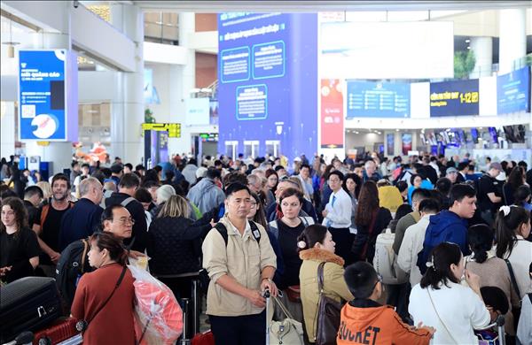 Noi Bai, Tan Son Nhat airports expect record passenger volumes during Tet
