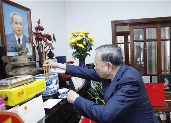 越共中央总书记苏林上香缅怀范文同总理