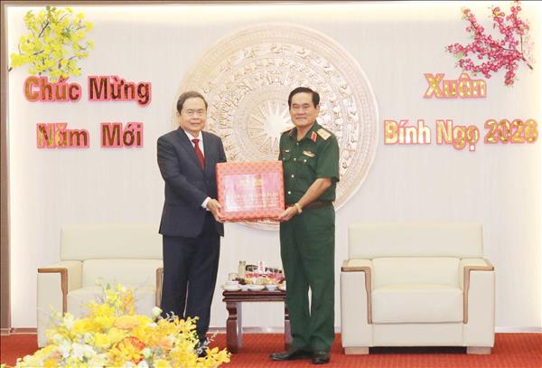 Chủ tịch Quốc hội Trần Thanh Mẫn thăm, chúc tết và tặng quà tại Quân khu 9