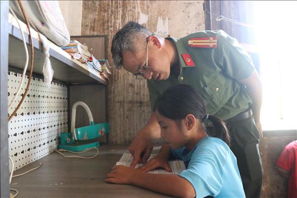 Tết hạnh phúc của con nuôi Công an xã