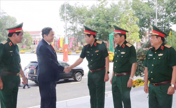 越南国会主席陈青敏走访第九军区 致以新春祝福