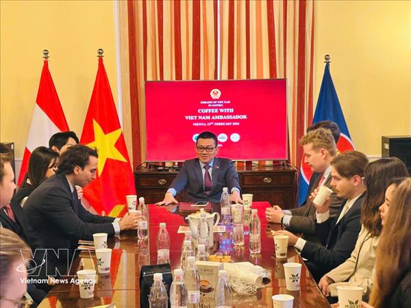 通过与大使喝咖啡倡议传播越南故事