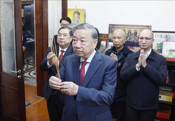 Líder partidista rinde homenaje al difunto premier Pham Van Dong en 120.º aniversario de su natalicio