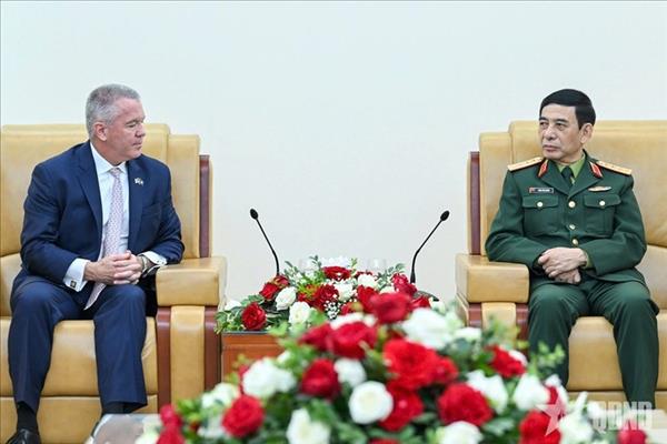 Minister of National Defence meets with US Assistant Secretary of State in Hanoi