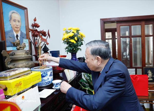 Party chief offers incense in tribute to late PM Pham Van Dong