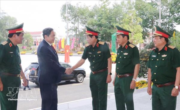 Le président de lAssemblée nationale rend visite et présente ses vœux du Tet à la Zone militaire 9