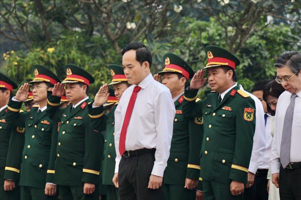 Ho Chi Minh City leaders pay tribute to fallen heroes ahead of Tet