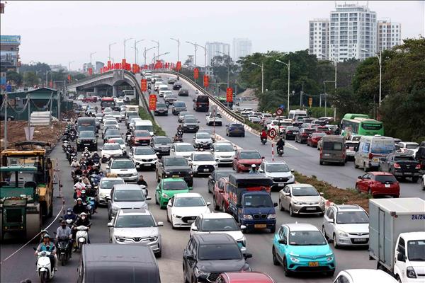 Hàng vạn người dân rời Hà Nội về quê đón Tết, giao thông ùn ứ cục bộ