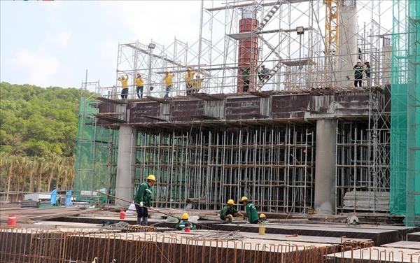 ມີ​ກຳ​ມະ​ກອນ​ນັບ​ພັນ​ຄົນ ຕ້ອງ​ເຮັດ​ວຽນ​ໝ​ວຽກ​ຕະຫຼອດ​ບຸນ​ເຕັດ ຢູ່​ສະ​ຖານ​ທີ່​ກໍ່​ສ້າງ APEC ຝຸກວັກ