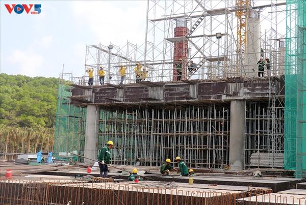 កម្មកររាប់ពាន់នាក់បន្តធ្វើការពេញអំឡុងពេលឈប់សម្រាកបុណ្យតេត នៅការដ្ឋានសំណង់ធំ APEC ភូកុក