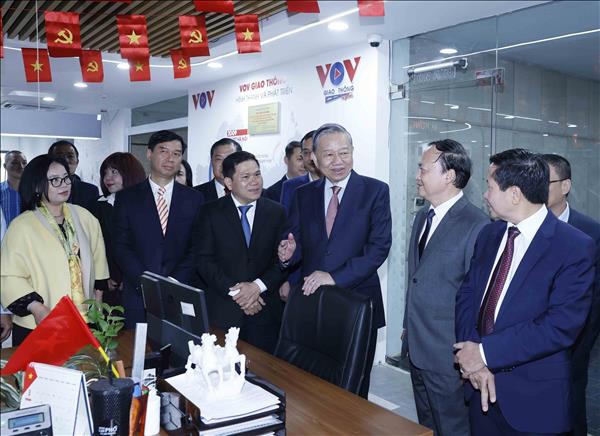 苏林总书记走访慰问越南电视台与越南之声广播电台