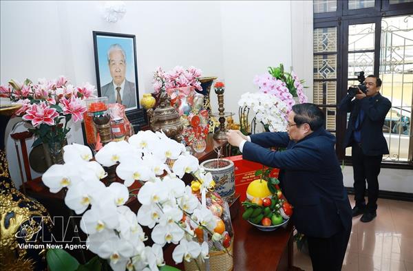 Premier visita y felicita por el Tet a exsecretario general Nong Duc Manh