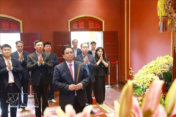 Premier vietnamita ofrece incienso en la Ciudadela Imperial de Thanh Long