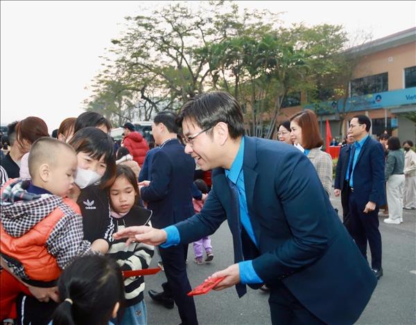 26 chuyến xe nghĩa tình đưa công nhân Thủ đô về quê đón Tết