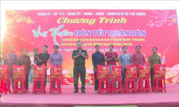 បុណ្យចូលឆ្នាំវៀតណាមកងទ័ពនិងប្រជាជនដ៏កក់ក្តៅនៅកណ្តាលព្រៃដ៏ធំល្វឹងល្វើយ ភូងៀ