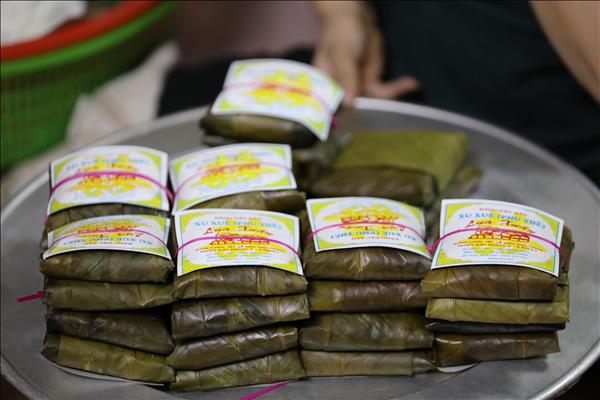 Giữ hồn Tết qua cặp bánh phu thê Đình Bảng