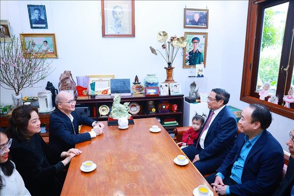 Thủ tướng Phạm Minh Chính thăm, chúc Tết nguyên Tổng Bí thư Nông Đức Mạnh