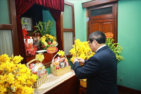 Thủ tướng Phạm Minh Chính dâng hương tưởng nhớ Chủ tịch Hồ Chí Minh tại Nhà 67