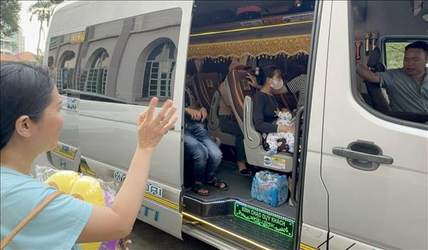 Chuyến xe 0 đồng mang yêu thương và sự sẻ chia đưa người bệnh về nhà đoàn viên ​