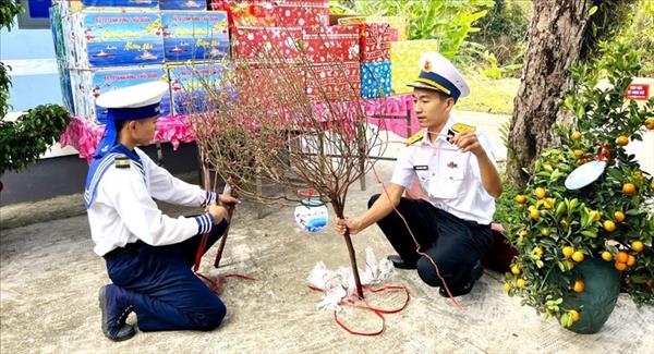 ທະຫານ ແລະ ປະຊາຊົນຢູ່ເຂດໝູ່ເກາະທີ່ຫ່າງໄກກະກຽມຕ້ອນຮັບບຸນເຕັດ