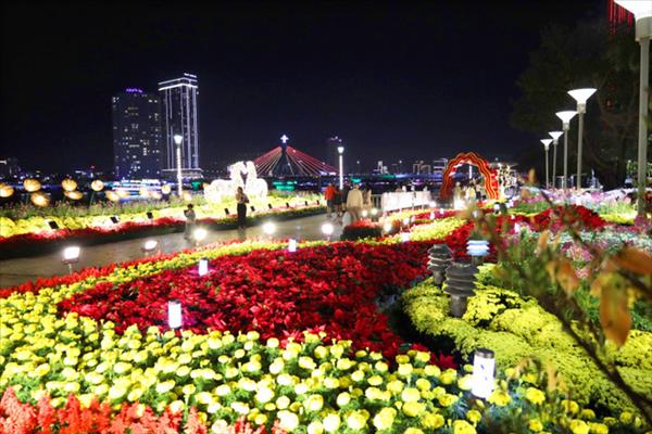 越南传统春节吸引西方游客