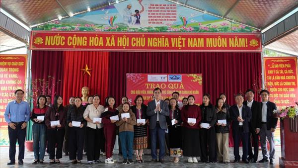 Tết ấm áp cho giáo viên vùng cao